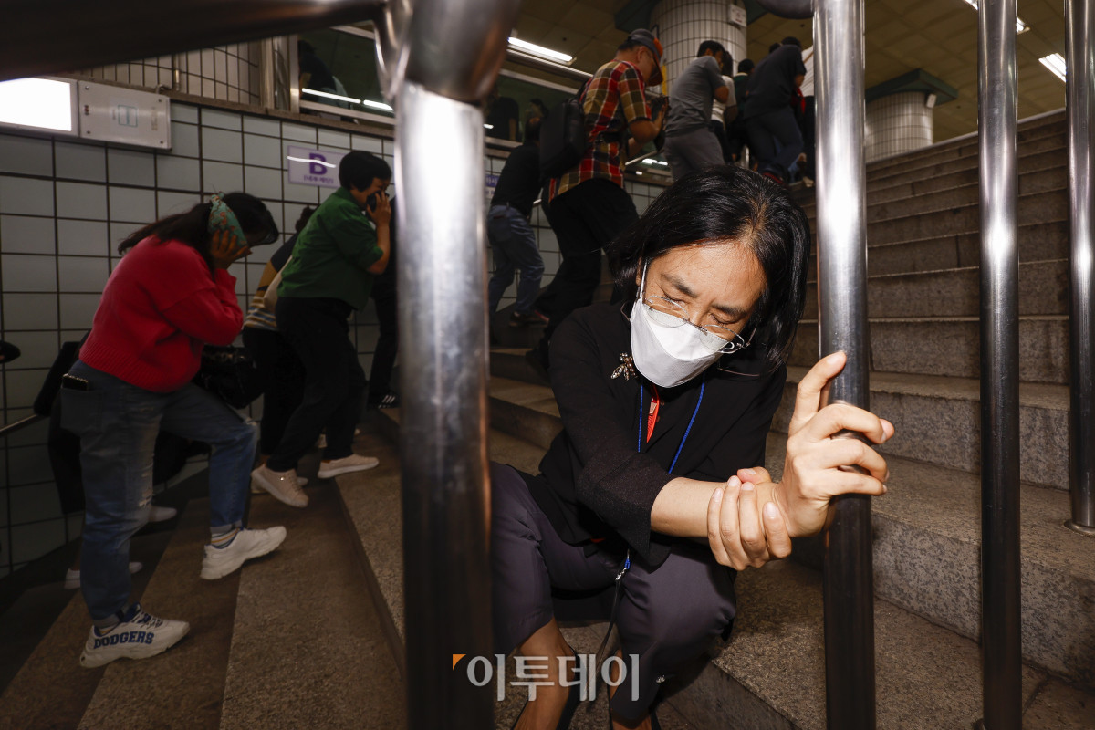 ▲22일 서울 영등포구 여의나루역 일대에서 열린 2025년 서울시 재난대응 안전한국훈련에서 승객들이 대피 훈련을 하고 있다. 재난대응 안전한국훈련은 지하 47m(아파트 16층 높이)에 위치해 지상으로 이동 동선이 긴 5호선 여의나루역에서 휴대용 배터리 발화 및 고의적 방화로 화재가 발생, 대피 중 인파 사고와 흉기 난동 등이 복합적으로 발생하는 상황을 가정해 이뤄졌다. 조현호 기자 hyunho@