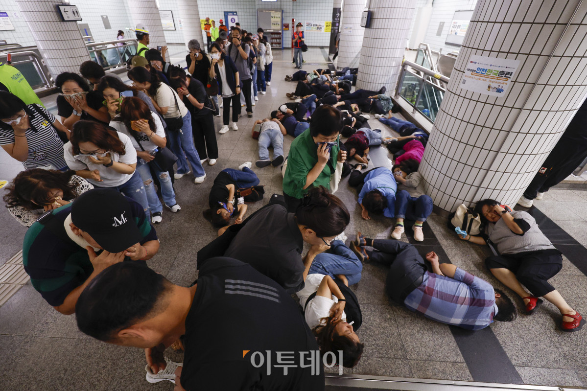 ▲22일 서울 영등포구 여의나루역 일대에서 열린 2025년 서울시 재난대응 안전한국훈련에서 승객들이 대피 훈련을 하고 있다. 재난대응 안전한국훈련은 지하 47m(아파트 16층 높이)에 위치해 지상으로 이동 동선이 긴 5호선 여의나루역에서 휴대용 배터리 발화 및 고의적 방화로 화재가 발생, 대피 중 인파 사고와 흉기 난동 등이 복합적으로 발생하는 상황을 가정해 이뤄졌다. 조현호 기자 hyunho@