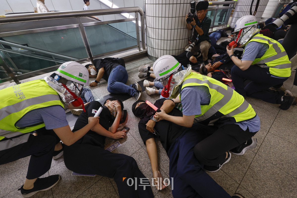 ▲22일 서울 영등포구 여의나루역 일대에서 열린 2025년 서울시 재난대응 안전한국훈련에서 서울교통공사 직원들이 대피 훈련을 하고 있다. 재난대응 안전한국훈련은 지하 47m(아파트 16층 높이)에 위치해 지상으로 이동 동선이 긴 5호선 여의나루역에서 휴대용 배터리 발화 및 고의적 방화로 화재가 발생, 대피 중 인파 사고와 흉기 난동 등이 복합적으로 발생하는 상황을 가정해 이뤄졌다. 조현호 기자 hyunho@