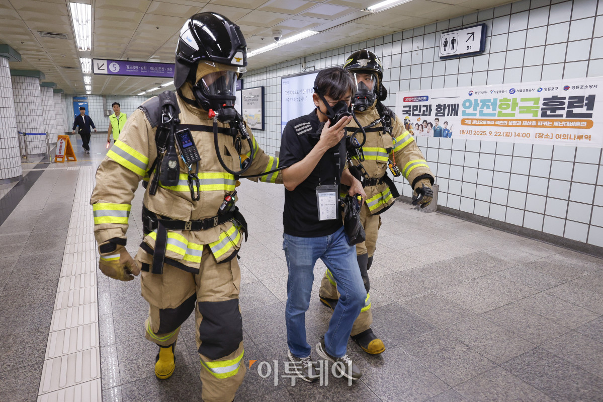 ▲22일 서울 영등포구 여의나루역 일대에서 열린 2025년 서울시 재난대응 안전한국훈련에서 소방대원들이 대피 훈련을 하고 있다. 재난대응 안전한국훈련은 지하 47m(아파트 16층 높이)에 위치해 지상으로 이동 동선이 긴 5호선 여의나루역에서 휴대용 배터리 발화 및 고의적 방화로 화재가 발생, 대피 중 인파 사고와 흉기 난동 등이 복합적으로 발생하는 상황을 가정해 이뤄졌다. 조현호 기자 hyunho@