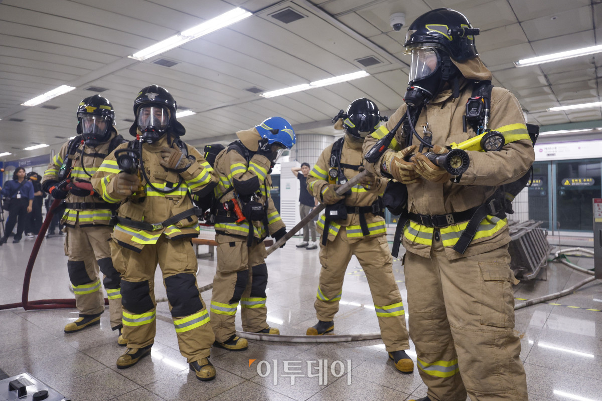▲22일 서울 영등포구 여의나루역 일대에서 열린 2025년 서울시 재난대응 안전한국훈련에서 소방대원들이 화재 진압 훈련을 하고 있다. 재난대응 안전한국훈련은 지하 47m(아파트 16층 높이)에 위치해 지상으로 이동 동선이 긴 5호선 여의나루역에서 휴대용 배터리 발화 및 고의적 방화로 화재가 발생, 대피 중 인파 사고와 흉기 난동 등이 복합적으로 발생하는 상황을 가정해 이뤄졌다. 조현호 기자 hyunho@