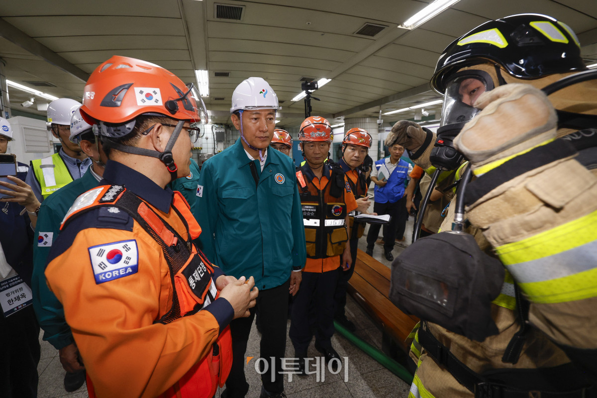 ▲오세훈 서울시장이 22일 서울 영등포구 여의나루역 일대에서 열린 2025년 서울시 재난대응 안전한국훈련 상황을 지켜보고 있다. 재난대응 안전한국훈련은 지하 47m(아파트 16층 높이)에 위치해 지상으로 이동 동선이 긴 5호선 여의나루역에서 휴대용 배터리 발화 및 고의적 방화로 화재가 발생, 대피 중 인파 사고와 흉기 난동 등이 복합적으로 발생하는 상황을 가정해 이뤄졌다. 조현호 기자 hyunho@