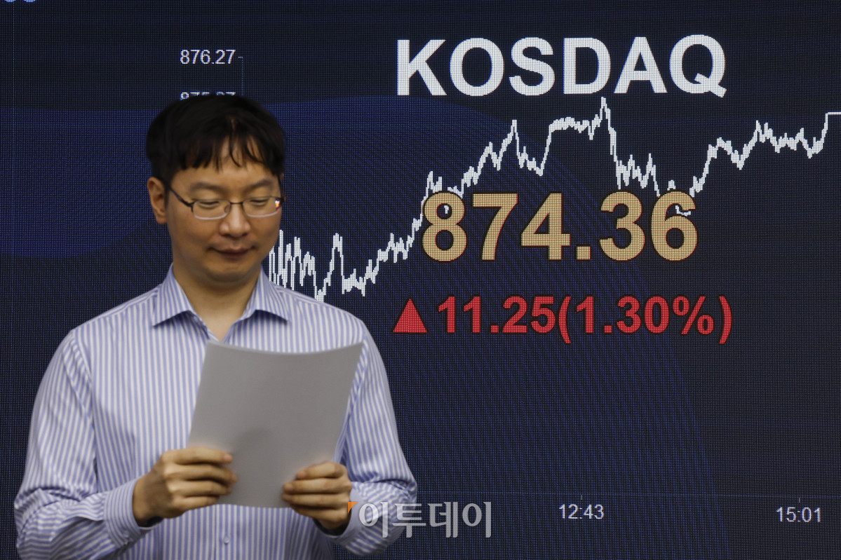 ▲코스피가 삼성전자 강세와 미·중 관계 개선 기대감 속에 장중과 종가 모두 사상 최고치를 경신했다. 22일 서울 영등포구 KB국민은행 딜링룸 전광판에 코스닥이 표시돼 있다. 이날 코스닥 지수는 11.25(1.30%) 포인트 상승한 874.36을 나타냈다. 이날 코스닥은 장중 875선까지 오르며 신고가를 경신했다. 조현호 기자 hyunho@