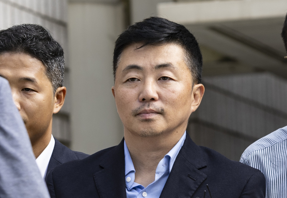 ▲김건희 여사의 집사로 지목된 김예성 씨가 8월 15일 서울 서초구 서울중앙지법에 구속 전 피의자심문(영장실질심사)를 마치고 법원 청사를 나서고 있다. (뉴시스)