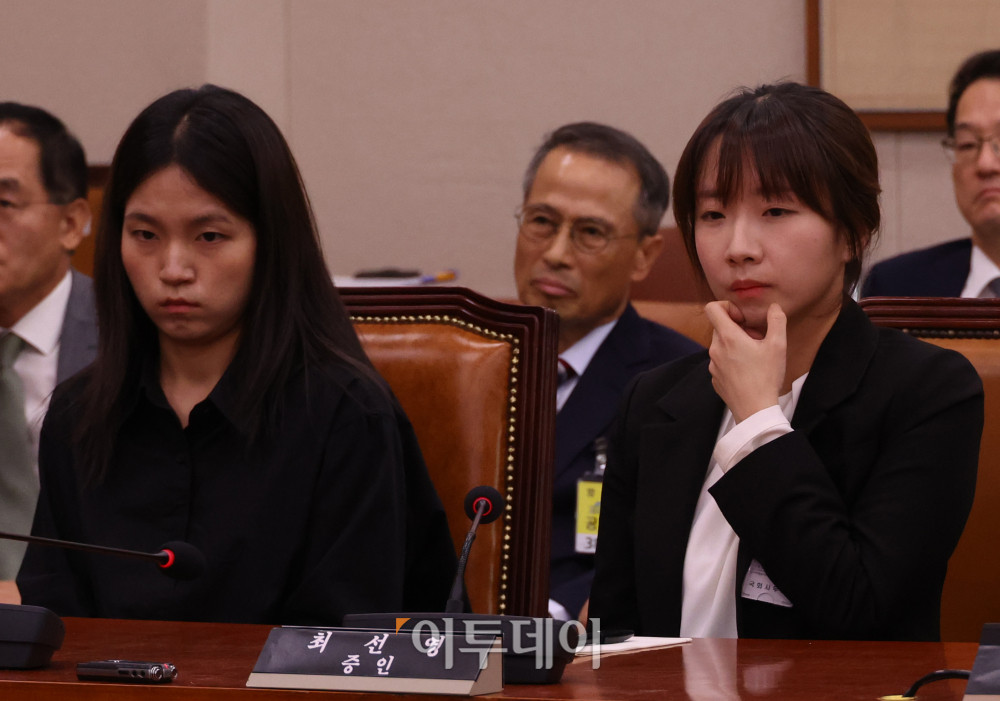 ▲22일 서울 여의도 국회 법제사법위원회에서 열린 검찰개혁 입법청문회에 최선영(오른쪽) 전 남부지검 수사계 과장과 남경민 서울남부지방검찰청 수사관이 참석하고 있다. 고이란 기자 photoeran@