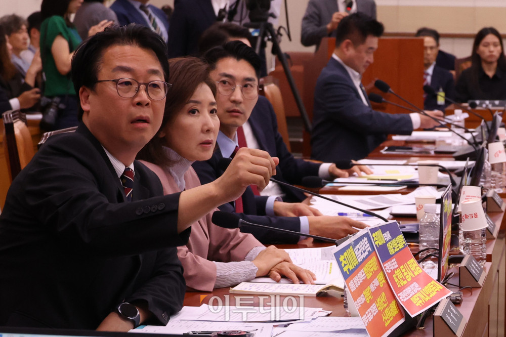 ▲22일 서울 여의도 국회 법제사법위원회에서 열린 검찰개혁 입법청문회에서 국민의힘 의원들이 추미애 위원장에게 발언권 관련 항의를 하고 있다. 고이란 기자 photoeran@