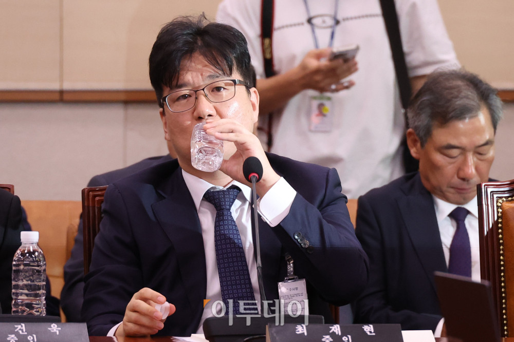 ▲22일 서울 여의도 국회 법제사법위원회에서 열린 검찰개혁 입법청문회에서 최재현 서울남부지검 검사가 물을 마시고 있다. 고이란 기자 photoeran@