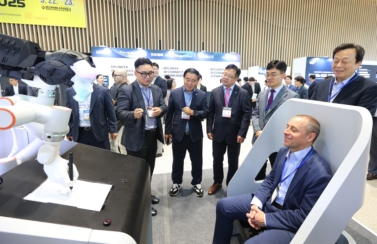 ▲22일 수원컨벤션센터에서 열린 ‘G-BIO WEEK X AI Connect With G-FAIR 2025’에서 김현곤 경과원장과 주요 관계자들이 행사 현장을 둘러보고 있다. (경기도경제과학진흥원)