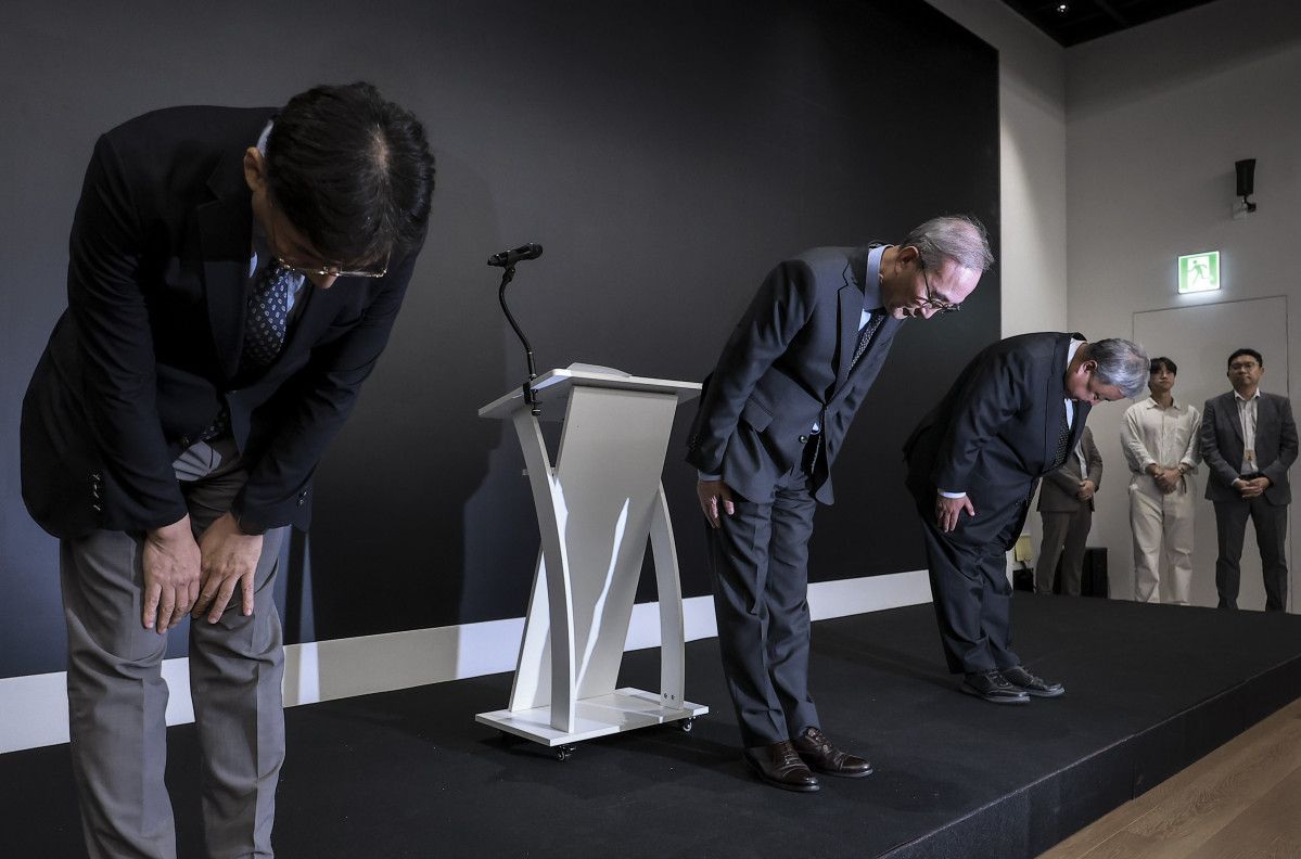 ▲김영섭 KT 대표이사가 11일 서울 종로구 KT 광화문빌딩 웨스트 사옥에서 열린 소액결제 피해 관련 기자 브리핑에서 고개 숙여 사과하고 있다. 왼쪽부터 서창석 KT 네트워크부문장, 김 대표이사, 이현석 KT 고객(Customer)부문장. (뉴시스)