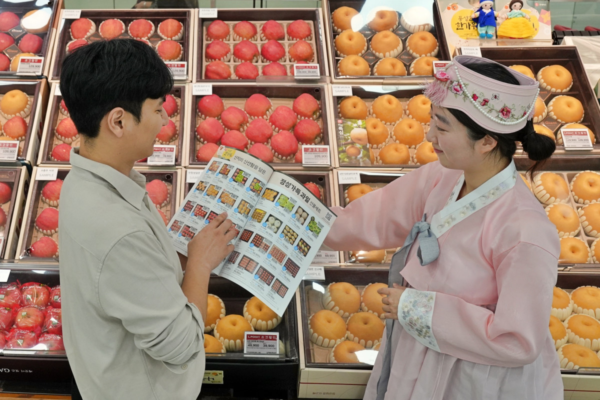 ▲서울시 중구에 위치한 롯데마트 제타플렉스 서울역점에서 선물세트를 홍보하고 있는 모습. 롯데마트·슈퍼는 오는 9월 27일(토)부터 10월 6일(월)까지 전 점에서 추석 선물세트 본 판매를 진행한다. (사진제공=롯데마트)