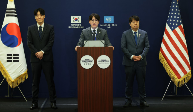 ▲하정우 AI미래기획수석이 22일(현지시간) 미국 뉴욕 한 호텔의 한국프레스센터에서 이재명 대통령의 세계경제포럼 의장 접견 관련 브리핑을 하고 있다.  (연합뉴스)