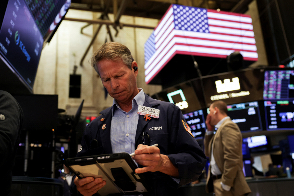 ▲뉴욕증권거래소(NYSE)에서 트레이더가 주가를 살피고 있다. ( 뉴욕/로이터연합뉴스)