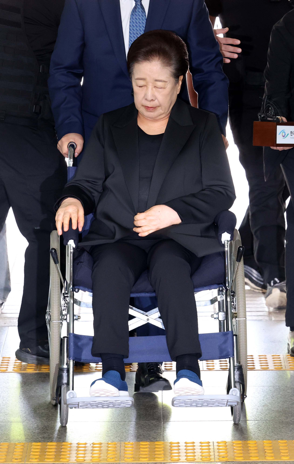 ▲한학자 통일교(세계평화통일가정연합) 총재가 22일 서울 서초구 서울중앙지방법원에서 열린 구속 전 피의자 심문(영장실질심사)에 출석하고 있다. 한 총재는 김건희 여사와 권성동 국민의힘 의원에게 각종 청탁과 함께 금품을 전달한 혐의(청탁금지법·정치자금법 위반) 등을 받고 있다. 신태현 기자 holjjak@