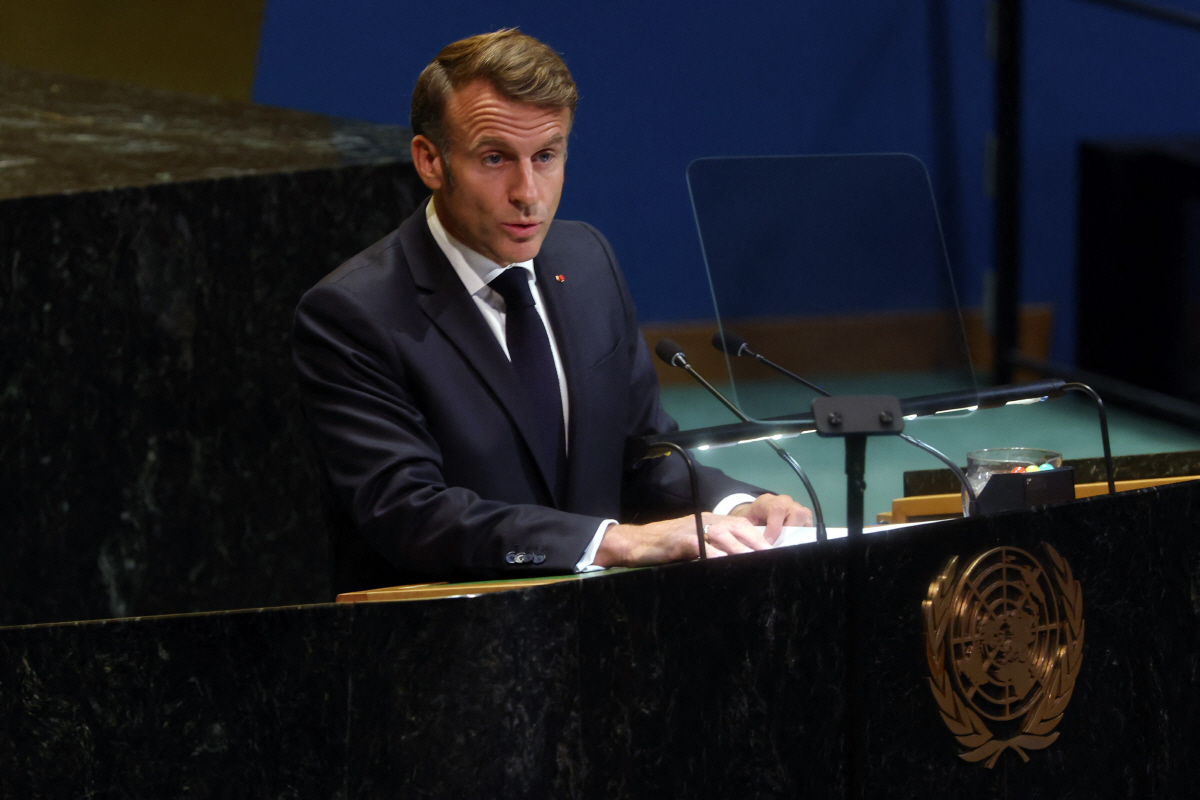 ▲에마뉘엘 마크롱 프랑스 대통령이 22일(현지시간) 미국 뉴욕본부에서 유엔총회 고위급 회기 기간 사우디아라비아와 공동 개최한 ‘두 국가 해법’ 서밋에서 팔레스타인을 국가로 승인하다는 내용의 연설을 하고 있다.  (뉴욕/AFP연합뉴스)