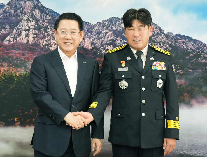 ▲김영록 전라남도지사가 도청 접견실에서 주영국 신임 전라남도 소방본부장과 면담을 마치고 기념촬영을 하고 있다. (사진제공=전남도)