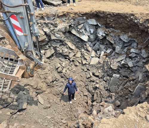 ▲불법 폐기물 매립된 제주 농경지. (사진제공=제주자치경찰단)