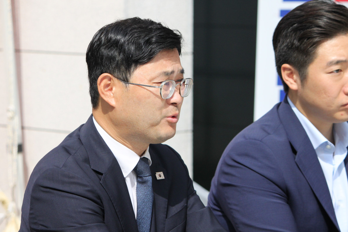 ▲더불어민주당 이정문 국회의원(천안병)이 16일 충남 천안시 목천읍 독립기념관을 찾아 김형석 독립기념관장 퇴진 농성을 벌이고 있는 독립운동가 후손들과 얘기를 나누고 있다. (사진=뉴시스)