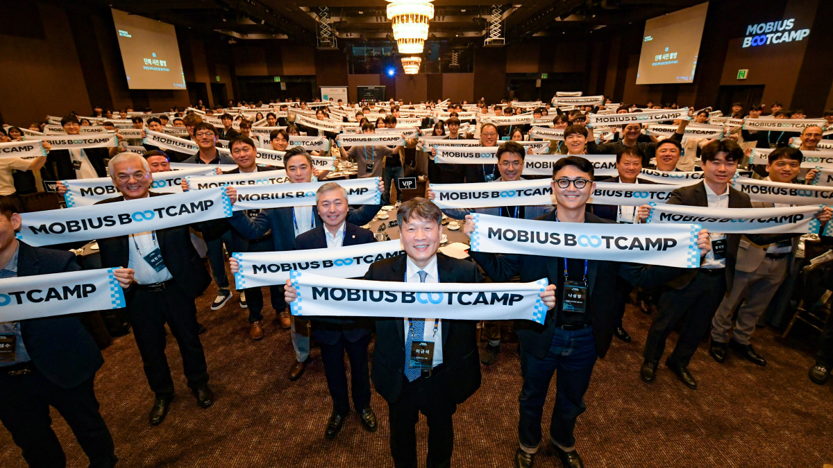 ▲현대모비스 ‘모비우스 부트캠프 1기’ 발대식 참석자들이 단체 기념 촬영을 하고 있다. 이날 발대식에는 현대모비스 이규석 사장을 비롯해 선발된 교육생과 협력사 관계자 등 250여 명이 참석했다. (사진=현대모비스)