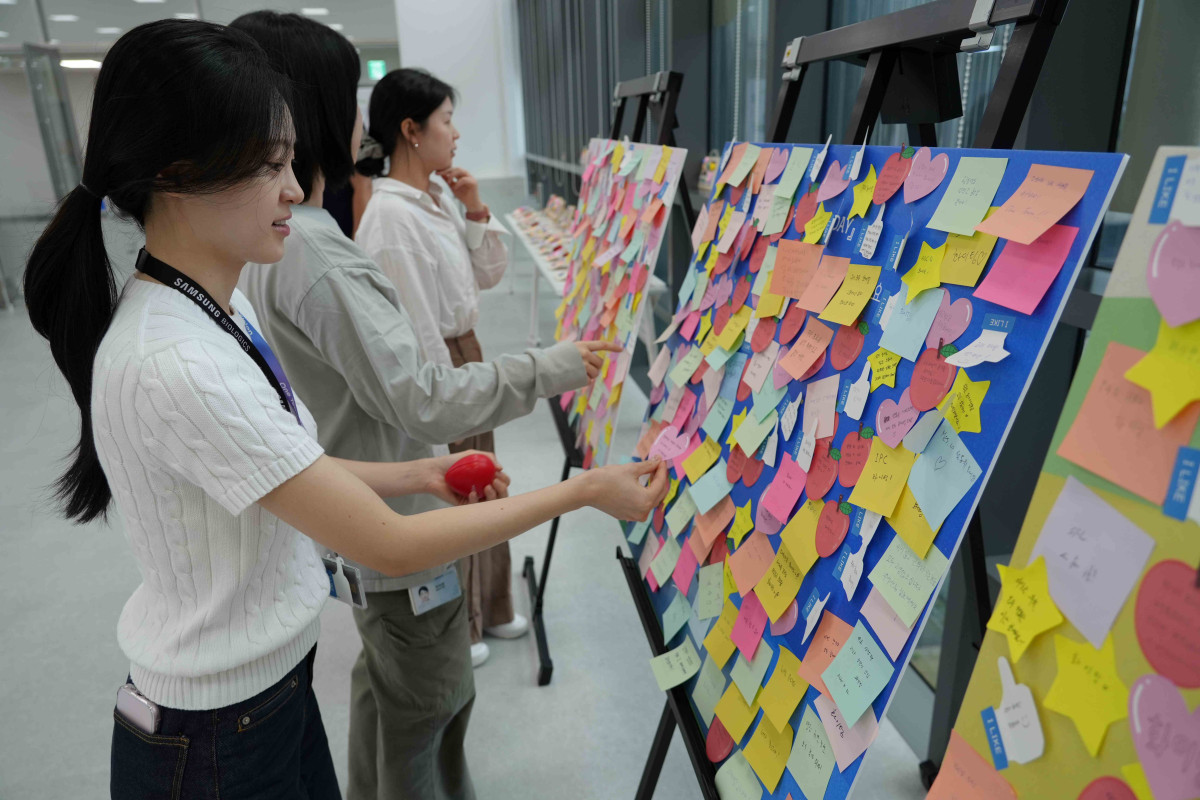 ▲삼성바이오로직스 임직원들이 22일 진행된 '마음챙김 응원 데이' 이벤트에 참여하고 있다.  (사진제공=삼성바이오로직스)