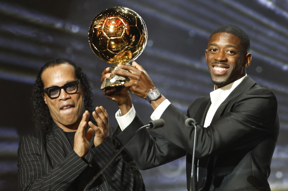 ▲파리 생제르맹(PSG)의 우스만 뎀벨레(오른쪽)가 2025 발롱도르 시상식에서 남자 발롱도르 트로피를 들어 올리며 브라질 국가대표 출신 호나우지뉴(왼쪽)와 함께 축하하고 있다. ( EPA/연합뉴스)