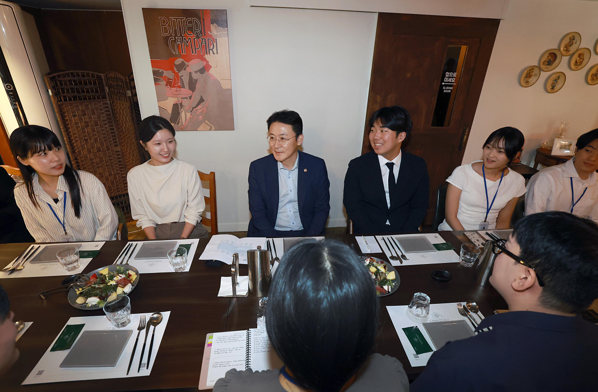 ▲권대영 금융위원회 부위원장이 22일 오후 서울 종로구 한 식당에서 금융위 청년인턴 11명과 오찬간담회를 통해 청년들의 생활 전반에 대한 애로 등을 청취 후 청년들의 미래를 지원하기 위한 금융정책에 대해 논의했다.  (사진제공=금융위)