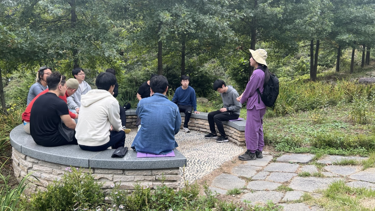 ▲‘산림건강과정’에 참여한 사람들이 설명을 듣고 있다. (산림청)