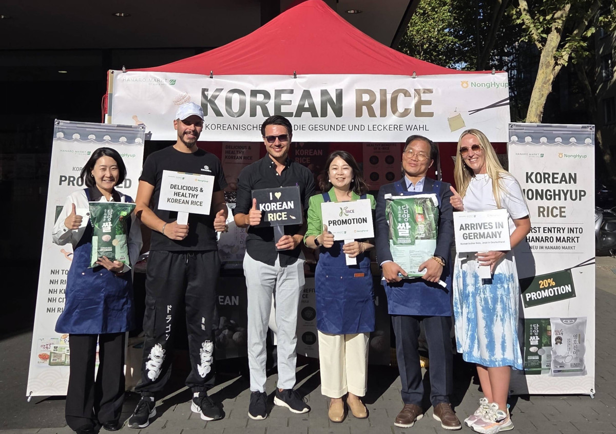 ▲장지윤 농협경제지주 식품지원부장(오른쪽에서 세 번째)와 김상길 NH농협무역 전무(오른쪽에서 두 번째)가 19일 독일 뒤셀도르프 소재 킴스아시아 하나로마켓에서 농협 가공식품 프로모션을 진행하며 기념 촬영을 하고 있다. (사진제공=농협)