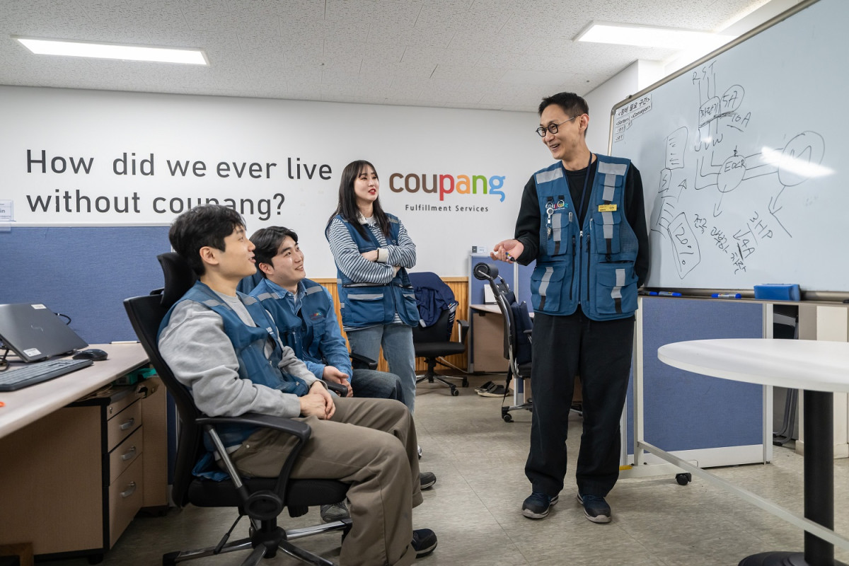 ▲쿠팡풀필먼트서비스 오토메이션 엔지니어들이 업무 아이디어를 나누고 있다. (사진제공=쿠팡풀필먼트서비스)