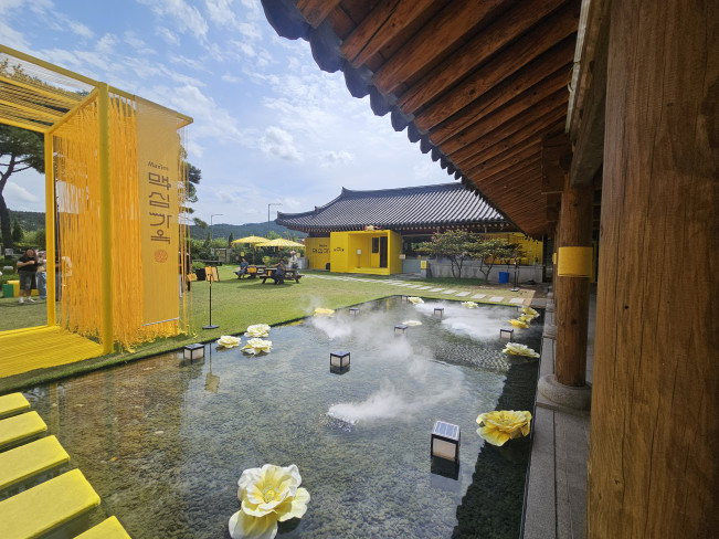 ▲19일 경주 맥심가옥 내부 포토존과 가배뜰, 맛있당 건물이 보이고 있다. (사진=정영인 기자 oin@)