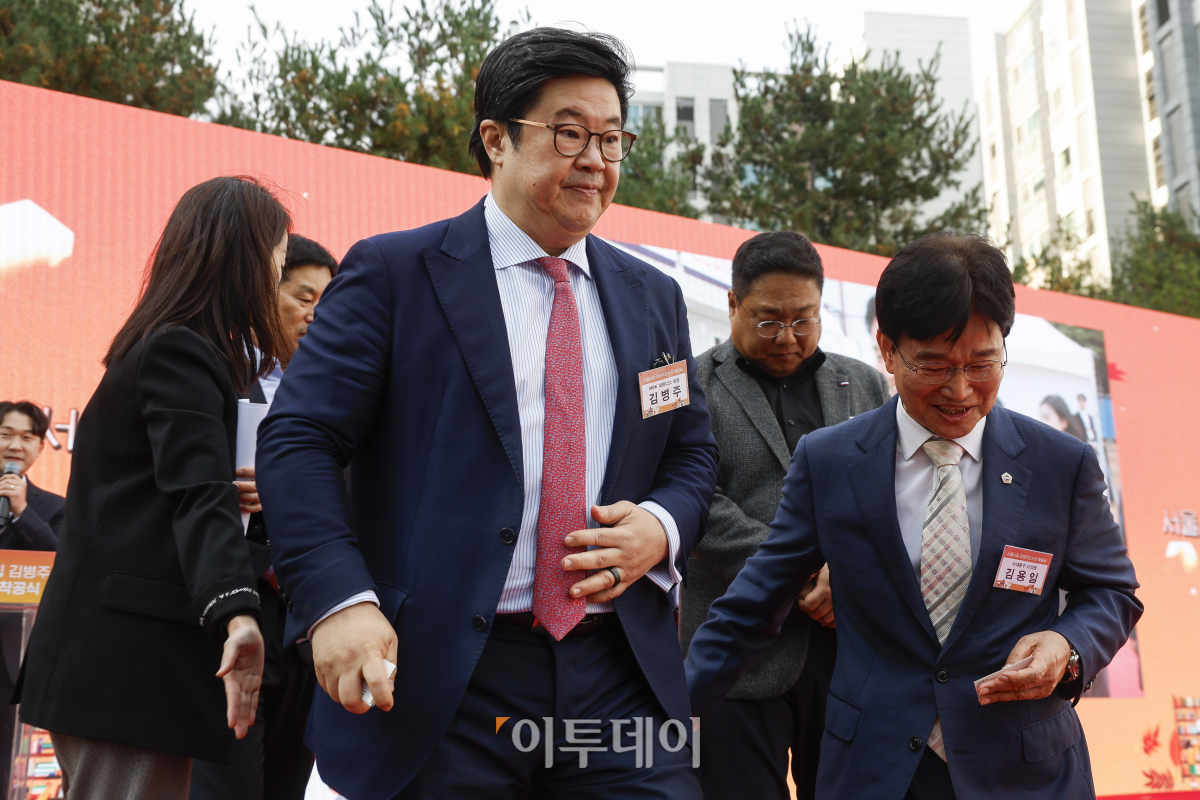 ▲김병주 MBK파트너스 회장이 4일 서울 서대문구 북가좌동 일원에서 열린 서울시립 김병주 도서관 착공식을 마친 후 행사장을 나서고 있다.  (조현호 기자 hyunho@)