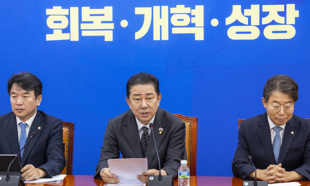 ▲더불어민주당 김병기 원내대표가 23일 국회에서 열린 원내대책회의에서 정기국회 내 쟁점법안 처리 의지를 밝히고 있다. (사진=연합뉴스)