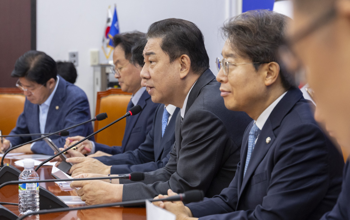 ▲더불어민주당 김병기 원내대표가 23일 국회에서 열린 원내대책회의에서 정기국회 내 쟁점법안 처리 의지를 밝히고 있다. (사진=연합뉴스)