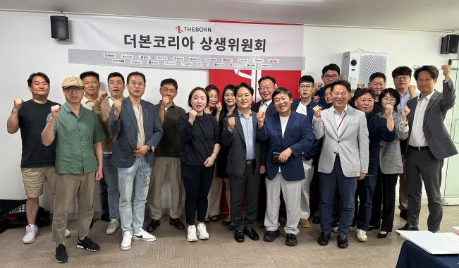 ▲22일 제3차 ‘더본코리아 상생위원회’ 정례회의를 후 참석자들이 기념 촬영을 하고 있다. (사진제공=더본코리아)