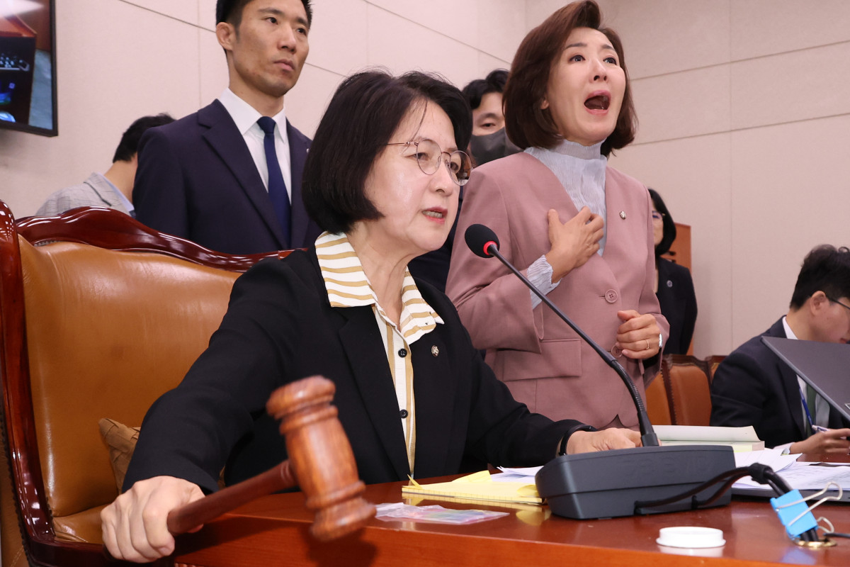 ▲22일 서울 여의도 국회 법제사법위원회에서 열린 '건진법사 관봉권 띠지' 분실 관련 검찰개혁 입법청문회에서 더불어민주당 소속 추미애 위원장이 질서유지권을 발동하고 있다. (사진=연합뉴스)