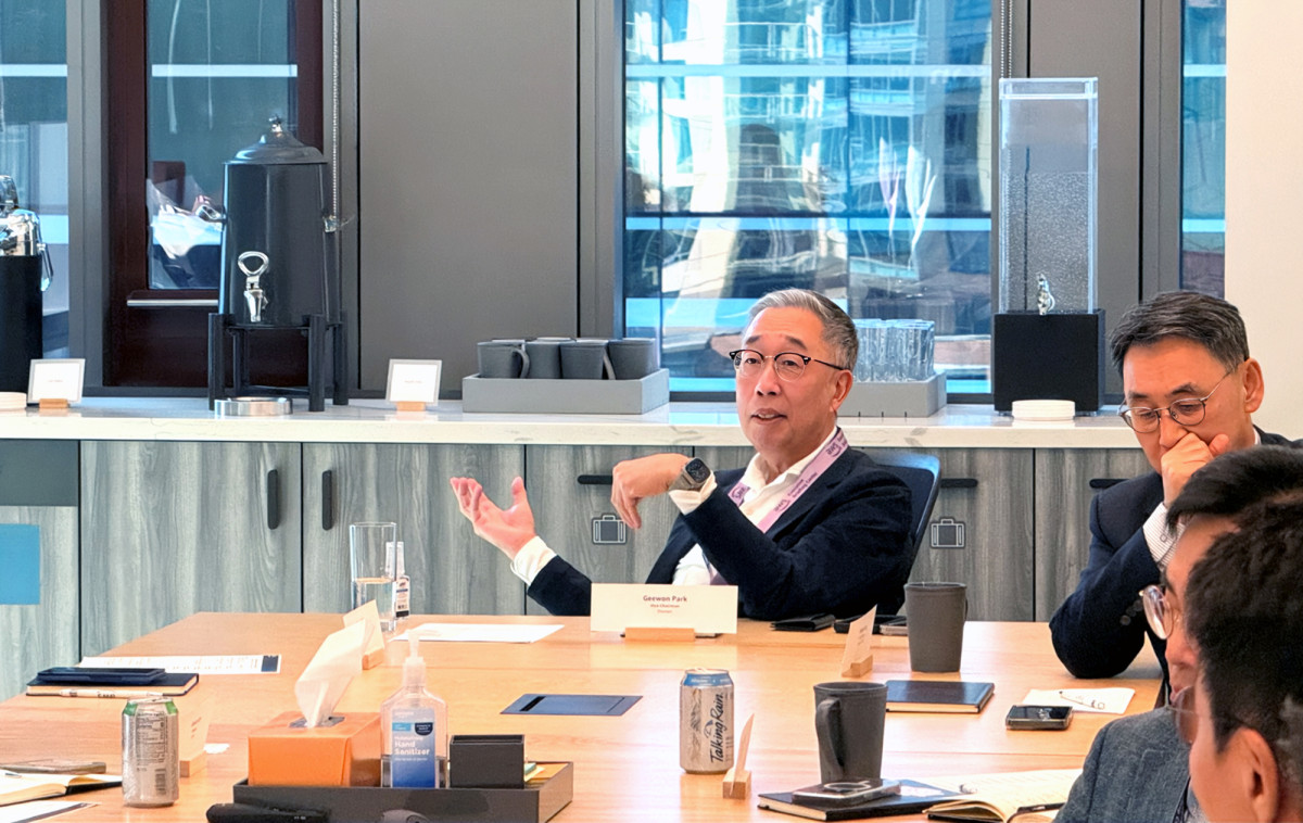 ▲박지원(가운데) 두산그룹 부회장이 22일(현지시간) 미국 시애틀 아마존 본사를 방문해 인공지능(AI) 기반 경영혁신 사례에 대해 질문하고 있다. (사진= 두산그룹)