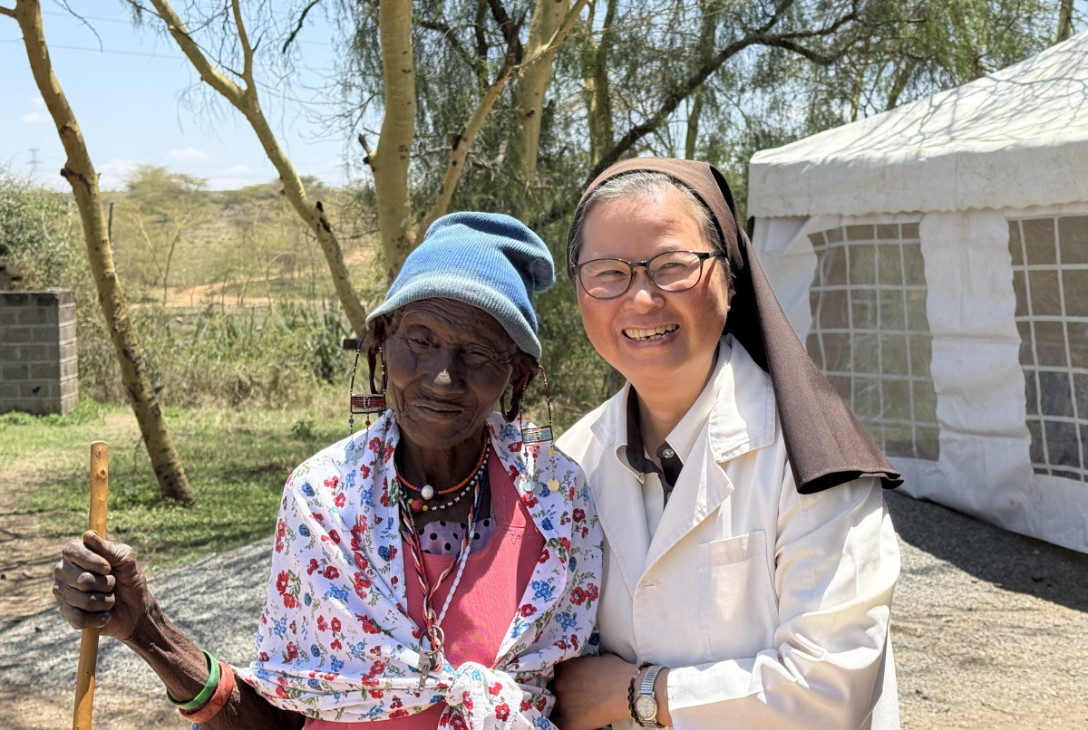 ▲제37회 아산상 수상자 정춘실 성 데레사 진료소장(오른쪽)이 케냐 소외지역 환자와 기념촬영을 하고 있다. (아산사회복지재단)