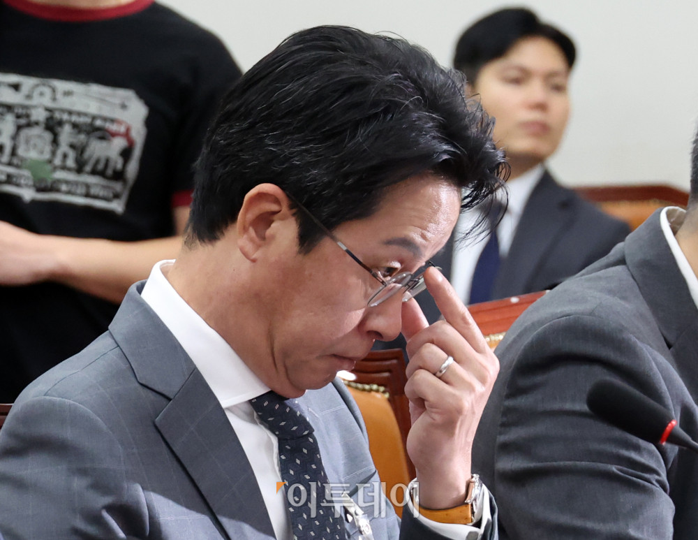 ▲조좌진 롯데카드 대표이사가 23일 서울 여의도 국회에서 열린 국민의힘 롯데카드 개인정보 유출사태, 피해자 보호 방안 및 재발 방지 대책 간담회에서 안경을 고쳐쓰고 있다. 고이란 기자 photoeran@