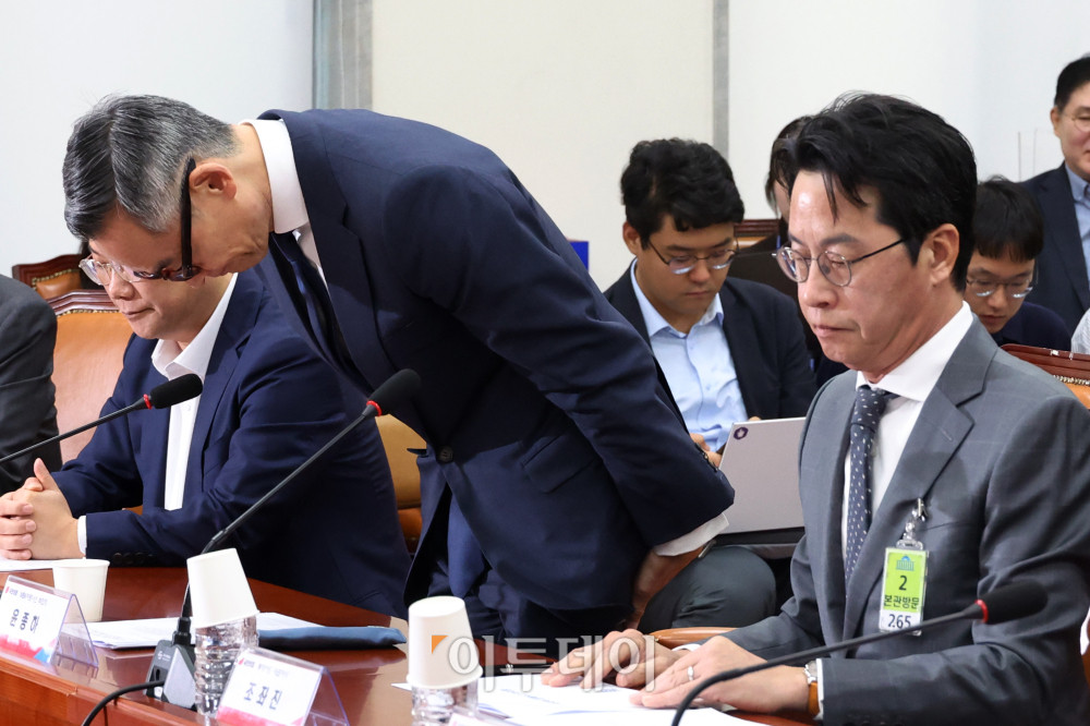 ▲윤종하 MBK파트너스 부회장이 23일 서울 여의도 국회에서 열린 국민의힘 롯데카드 개인정보 유출사태, 피해자 보호 방안 및 재발 방지 대책 간담회에서 고개숙여 인사하고 있다. 오른쪽은 조좌진 롯데카드 대표이사. 고이란 기자 photoeran@