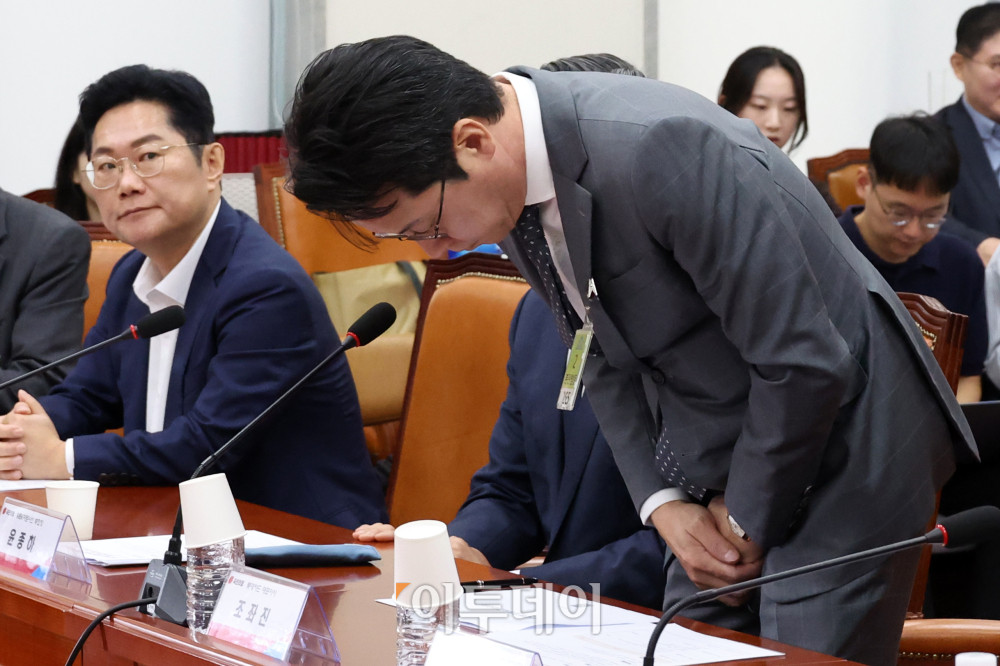 ▲조좌진 롯데카드 대표이사가 23일 서울 여의도 국회에서 열린 국민의힘 롯데카드 개인정보 유출사태, 피해자 보호 방안 및 재발 방지 대책 간담회에서 고개숙여 인사하고 있다. 고이란 기자 photoeran@