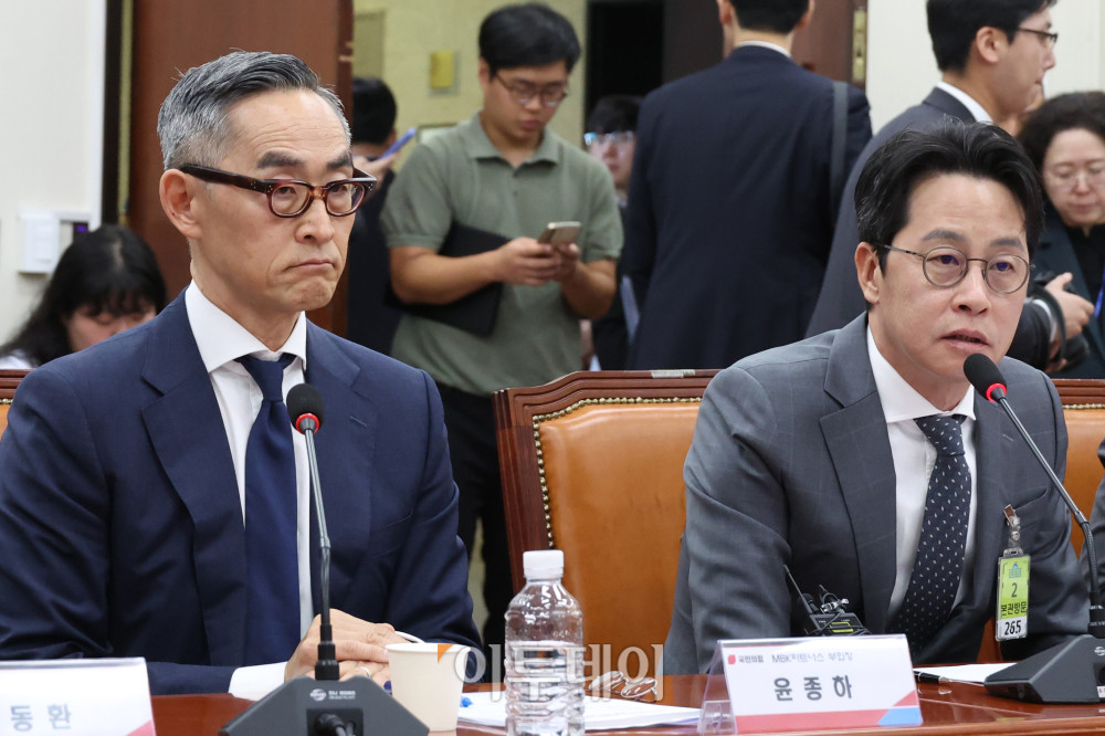 ▲조좌진 롯데카드 대표이사가 23일 서울 여의도 국회에서 열린 국민의힘 롯데카드 개인정보 유출사태, 피해자 보호 방안 및 재발 방지 대책 간담회에서 현황보고를 하고 있다. 왼쪽은 윤종하 MBK파트너스 부회장. 고이란 기자 photoeran@