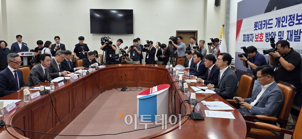 ▲조좌진 롯데카드 대표이사가 23일 서울 여의도 국회에서 열린 국민의힘 롯데카드 개인정보 유출사태, 피해자 보호 방안 및 재발 방지 대책 간담회에서 현황보고를 하고 있다. 고이란 기자 photoeran@