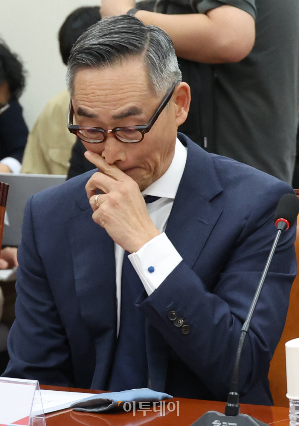 ▲윤종하 MBK파트너스 부회장이 23일 서울 여의도 국회에서 열린 국민의힘 롯데카드 개인정보 유출사태, 피해자 보호 방안 및 재발 방지 대책 간담회에서 얼굴을 만지고 있다. 고이란 기자 photoeran@