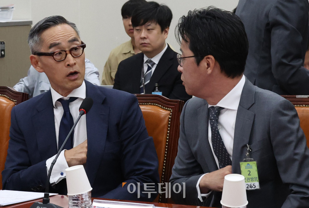 ▲조좌진(오른쪽) 롯데카드 대표이사와 윤종하 MBK파트너스 부회장이 23일 서울 여의도 국회에서 열린 국민의힘 롯데카드 개인정보 유출사태, 피해자 보호 방안 및 재발 방지 대책 간담회에서 대화하고 있다. 고이란 기자 photoeran@