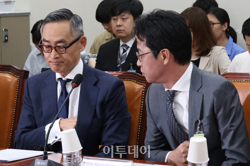 ▲조좌진(오른쪽) 롯데카드 대표이사와 윤종하 MBK파트너스 부회장이 23일 서울 여의도 국회에서 열린 국민의힘 롯데카드 개인정보 유출사태, 피해자 보호 방안 및 재발 방지 대책 간담회에서 대화하고 있다. 고이란 기자 photoeran@