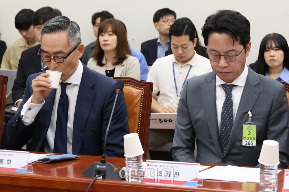 ▲윤종하 MBK파트너스 부회장이 23일 서울 여의도 국회에서 열린 국민의힘 롯데카드 개인정보 유출사태, 피해자 보호 방안 및 재발 방지 대책 간담회에서 물을 마고 있다. 오른쪽은 조좌진 롯데카드 대표이사. 고이란 기자 photoeran@