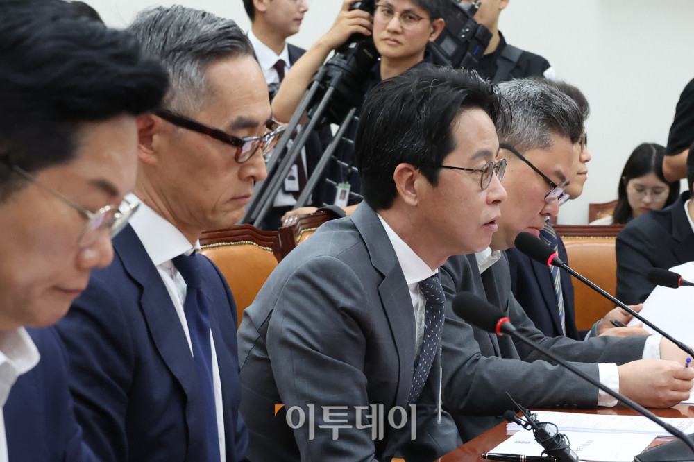 ▲조좌진 롯데카드 대표이사가 23일 서울 여의도 국회에서 열린 국민의힘 롯데카드 개인정보 유출사태, 피해자 보호 방안 및 재발 방지 대책 간담회에서 현황보고를 하고 있다. 고이란 기자 photoeran@