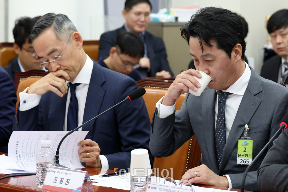 ▲조좌진 롯데카드 대표이사가 지난달 23일 서울 여의도 국회에서 열린 국민의힘 롯데카드 개인정보 유출사태, 피해자 보호 방안 및 재발 방지 대책 간담회에서 물을 마시고 있다. 왼쪽은 윤종하 MBK파트너스 부회장. 고이란 기자 photoeran@