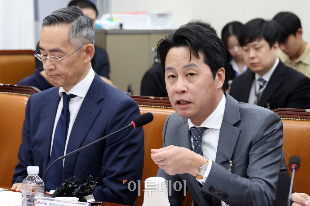 ▲조좌진 롯데카드 대표이사가 23일 서울 여의도 국회에서 열린 국민의힘 롯데카드 개인정보 유출사태, 피해자 보호 방안 및 재발 방지 대책 간담회에서 현황보고를 하고 있다. 왼쪽은 윤종하 MBK파트너스 부회장. 고이란 기자 photoeran@