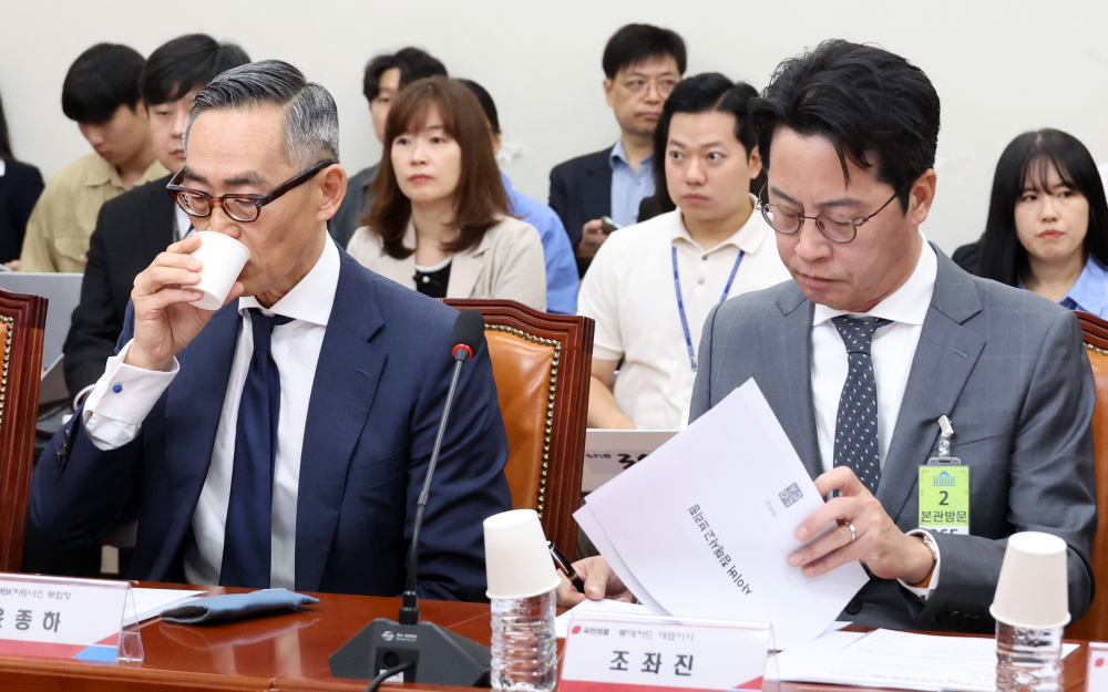 ▲윤종하 MBK파트너스 부회장이 23일 서울 여의도 국회에서 열린 국민의힘 롯데카드 개인정보 유출사태, 피해자 보호 방안 및 재발 방지 대책 간담회에서 물을 마고 있다. 오른쪽은 조좌진 롯데카드 대표이사. 고이란 기자 photoeran@