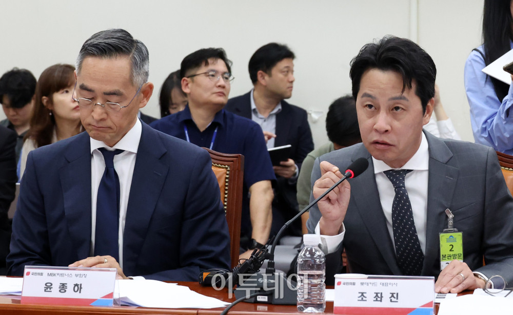 ▲조좌진 롯데카드 대표이사가 23일 서울 여의도 국회에서 열린 국민의힘 롯데카드 개인정보 유출사태, 피해자 보호 방안 및 재발 방지 대책 간담회에서 현황보고를 하고 있다. 왼쪽은 윤종하 MBK파트너스 부회장. 고이란 기자 photoeran@